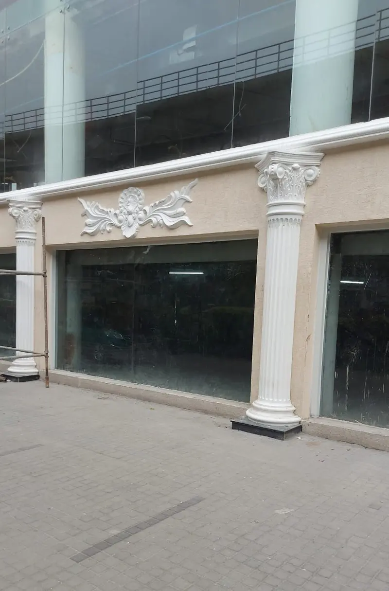 Corner of 1 MG-Lido Mall with a column, a white cornice and a carved panel