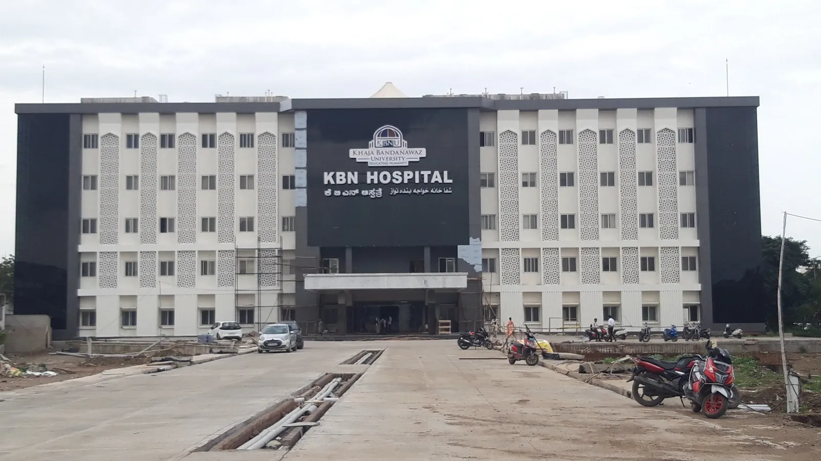Front of KBN Hospital, Kalaburagi, with pointed-arch jali panels on both wings